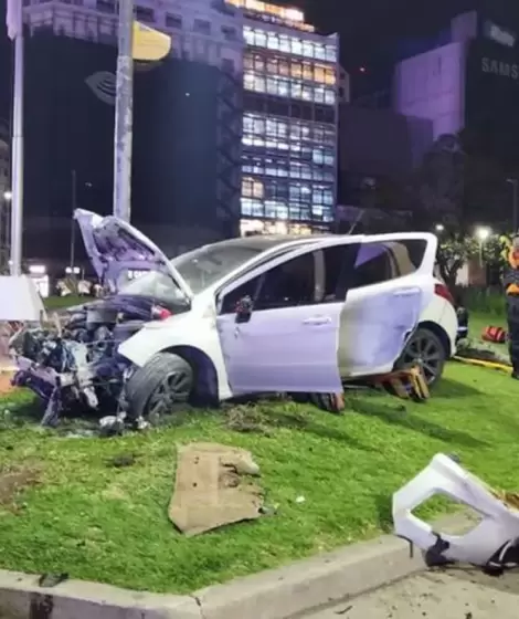 Feroz choque en el Obelisco: manejaba borracho, perdi el control, volc y se le prendi fuego el auto