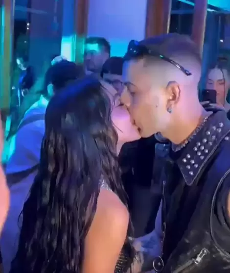 El apasionado beso entre María Becerra y J Rei