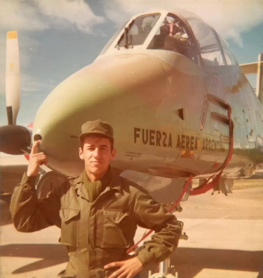 El ex combatiente de Malvinas Ramn Garcs, con un avin de la Fuerza Area Argentina detrs.