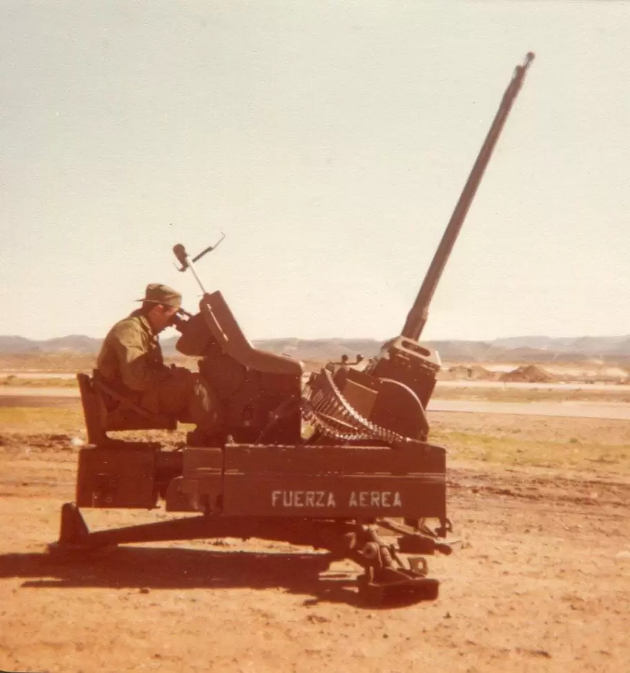 El ex combatiente de Malvinas Ramn Garcs, al mando del can antiareo que manej durante la Guerra.