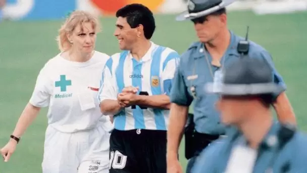Diego Maradona retirándose del campo de juego con la enfermera para el doping.