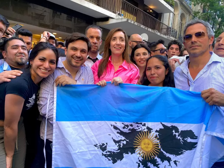 Victoria Villarruel con la bandera argentina con Malvinas