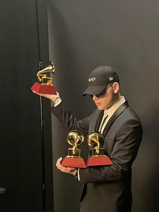 Bizarrap exhibiendo sus logros del Latin Grammy 2023
