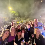 Plagio di plagio: Milei robó una foto de la Marcha del Orgullo para su cierre de campaña en Córdoba