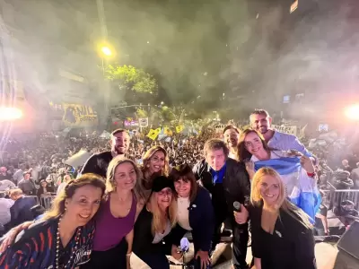 Plagio di plagio: Milei rob una foto de la Marcha del Orgullo para su cierre de campaa en Crdoba