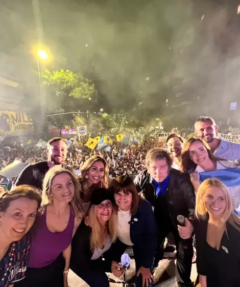 Plagio di plagio: Milei rob una foto de la Marcha del Orgullo para su cierre de campaa en Crdoba