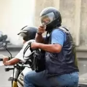 Video de la brutal salidera: cuatro motochorros se llevaron 3 millones de pesos