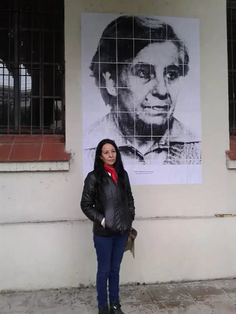 Ana Mara Careaga, secuestrada y torturada, frente a un homenaje a su madre Esther Ballestrino de Careaga.