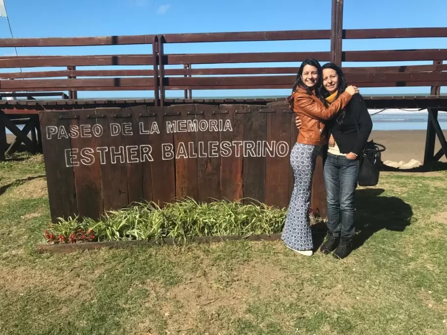 Anita Fernndez Careaga y su madre Ana Mara Careaga, en el paseo de la memoria en homenaje a su abuela Esther Ballestrino de Careaga.