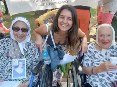 Anita Fernndez Careaga junto a Madres de Plaza de Mayo.