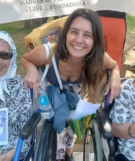 Anita Fernndez Careaga junto a Madres de Plaza de Mayo.