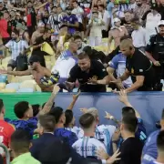 Del "nos vamos" de Messi a la respuesta de Dibu Martínez: así reprimió la policía de Brasil a los hinchas argentinos