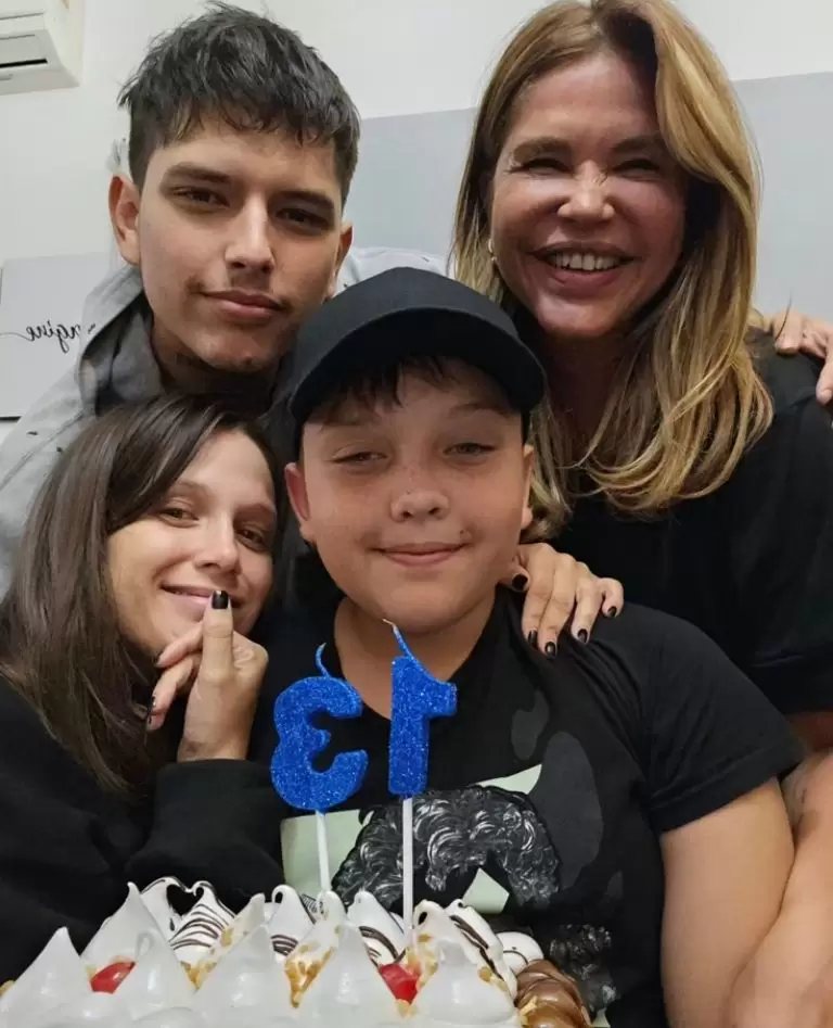 Nazarena Vlez y su familia en el festejo de 13 aos de su hijo Thiago Rodrguez.