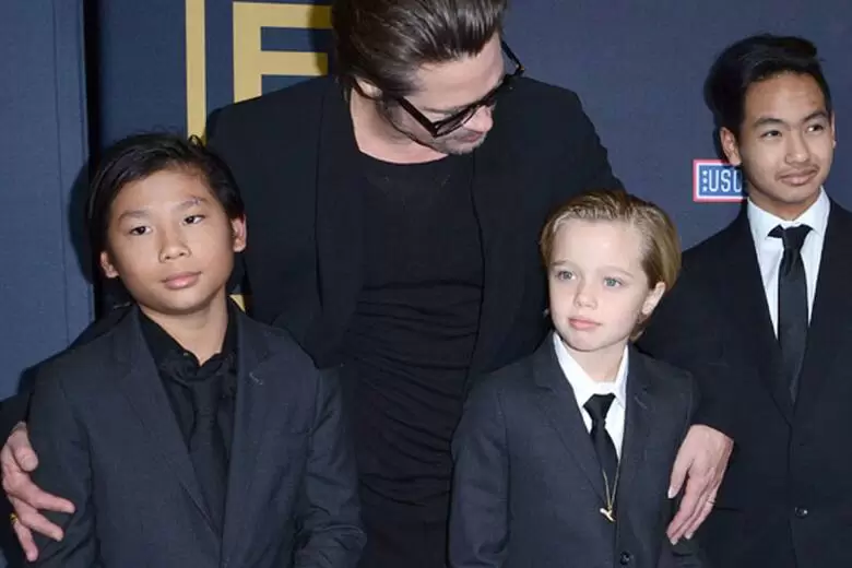 Brad Pitt con sus hijos.