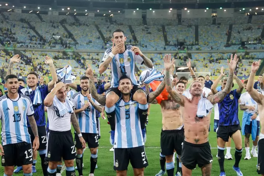 La Scaloneta de festejo, con Leandro Paredes en el centro y ngel di Mara arriba de l.