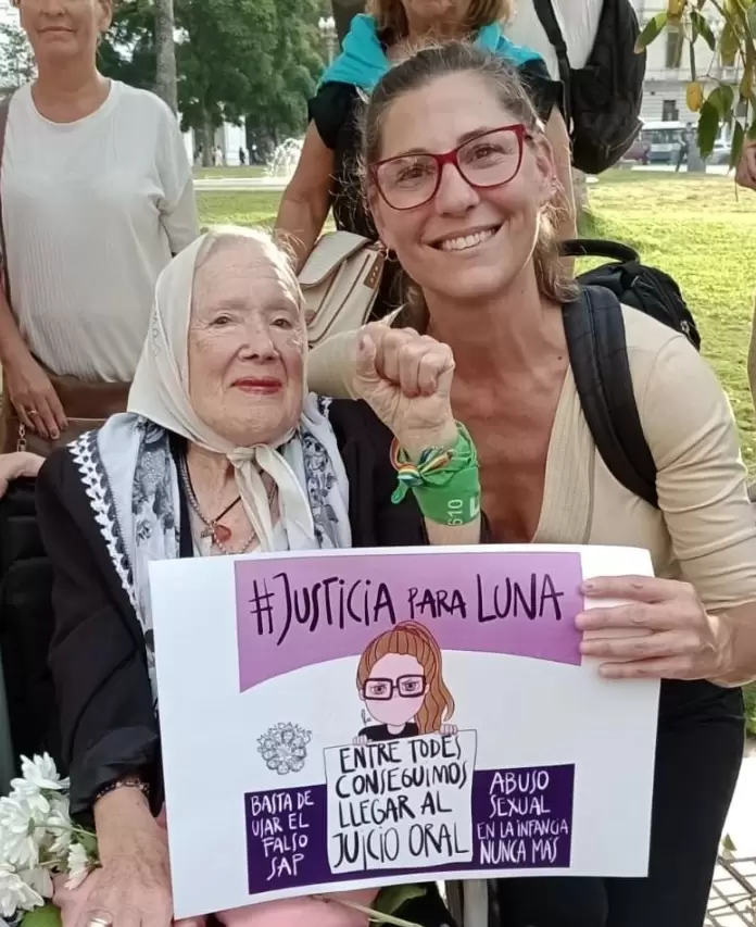 La mam de Luna junto a Nora Cortias.