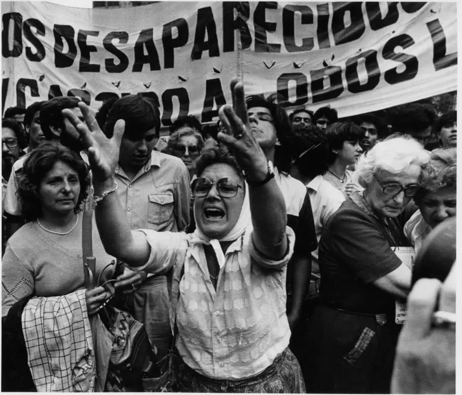 Nora Cortias, referente de Madres de Plaza de Mayo Lnea Fundadora, en una marcha a principios de la democracia.