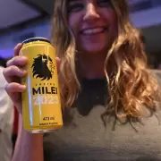 Qué es Mango loco, la bebida energizante que Milei toma de a litros y es un peligro para la salud