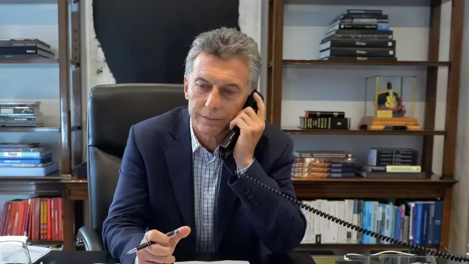 Mauricio Macri al teléfono.