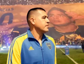 Juan Román Riquelme sufrió un nuevo ataque de Anello.