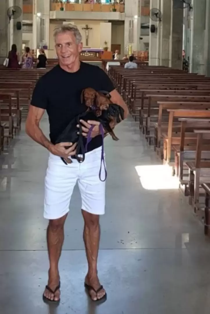 Ricardo Pieiro junto a sus perros en una iglesia.