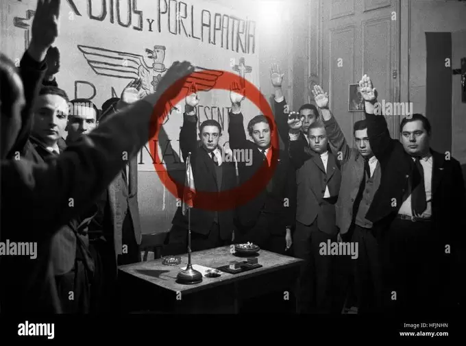 Una imagen de Rodolfo Barra haciendo un saludo nazi en su juventud.