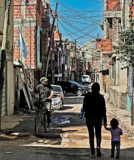 La pobreza en los barrios populares se profundiza y el Estado se ausenta.