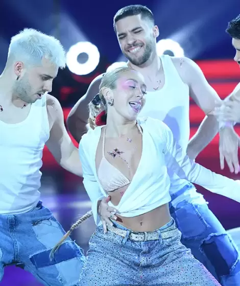 Tuli Acosta interpretando el ritmo "reggaetón hot".
