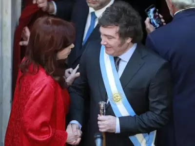 Órdenes, inusuales gestos y los "mastín inglés" en el bastón: la jura de Milei y la "buena onda" de CFK