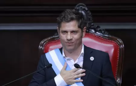 "La Patria no se vende": Axel Kicillof jur como gobernador con chicanas contra Javier Milei