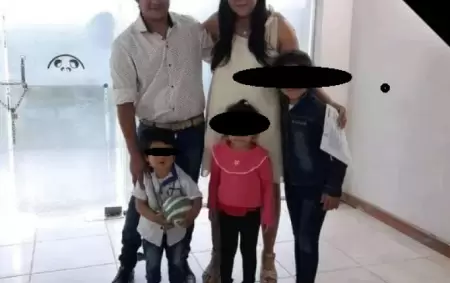 Daniela López y Gabriel Gutiérrez junto a los tres hijos.