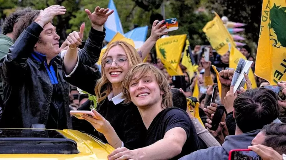 Eugenia Roln e Iaki Gutirrez, con Javier Milei de fondo, mientras todava estaban en la campaa electoral.