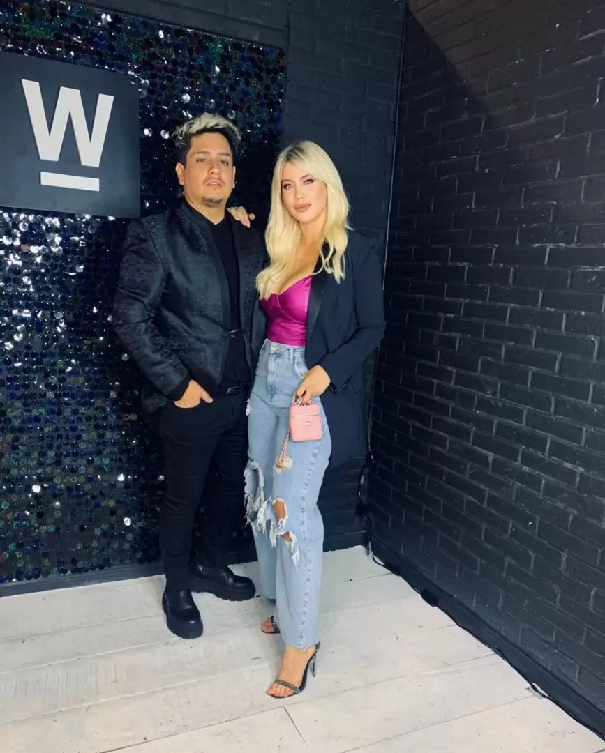 Kennys Palacios y Wanda Nara en la apertura de un local de Wanda Cosmetics.