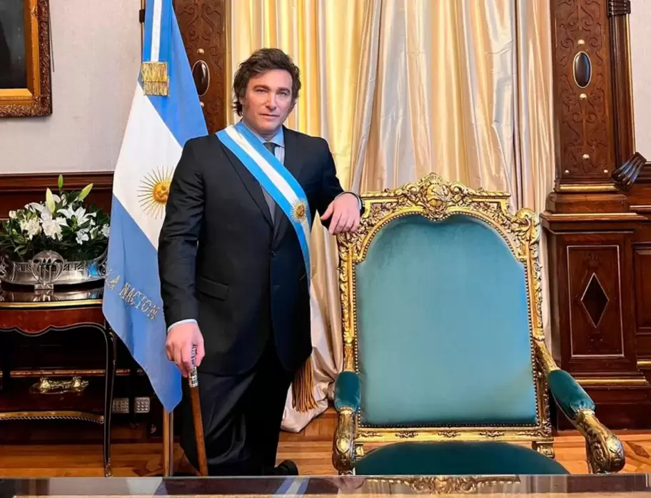 Javier Milei junto al silln de Rivadavia