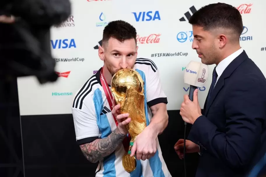 Lionel Messi besa la Copa del Mundo mientras lo entrevista Gastn Edul.