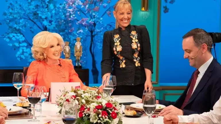 Manuel Adorni con Mirtha Legrando.