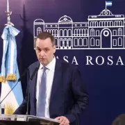 FOPEA critic la "burlista e irnica" actitud de Adorni durante una conferencia de prensa