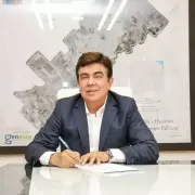 Fernando Espinoza otorg un aumento salarial que alcanza hasta un 169% y un bono de 120 mil pesos para las y los trabajadores municipales