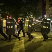Balas de goma, gas pimienta y palos: Milei e Iaki Gutirrez celebraron la represin en Crdoba