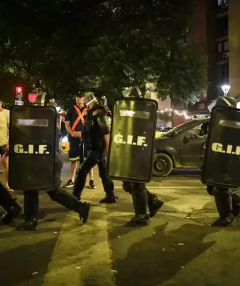 Balas de goma, gas pimienta y palos: Milei e Iaki Gutirrez celebraron la represin en Crdoba