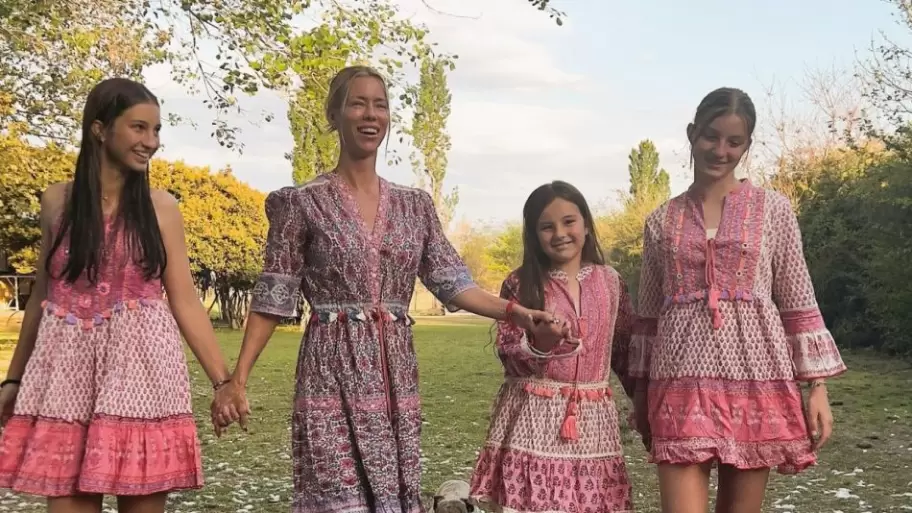 Nicole Neumann junto a sus tres hijas.