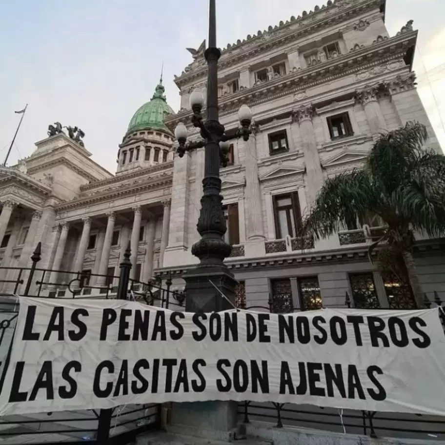 Las penas son de nosotros... las casitas son ajenas.