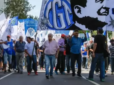 Bullrich le "moj la oreja" a los sindicatos en plena manifestacin contra el DNU de Milei