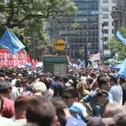 Fall el protocolo de Bullrich: calles cortadas, represin y detenidos en la masiva protesta contra el DNU de Milei