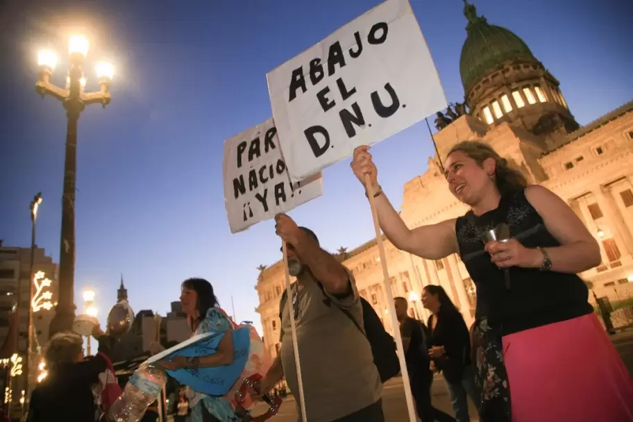 Cacerolazos en contra del DNU en el Congreso