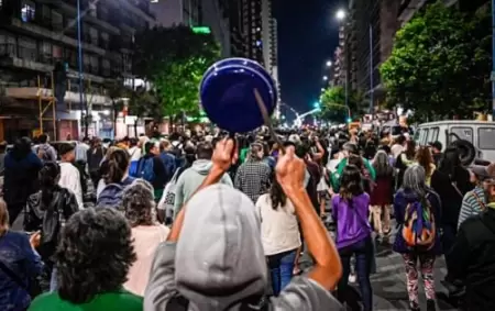 Cacerolazos argentinos? Afuera!