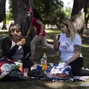 Ni tomar mate de a tres en la plaza! La letra chica del proyecto de Milei para que todo sea un "piquete"