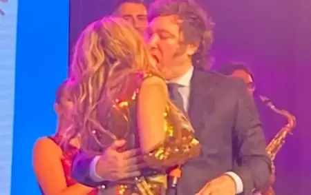 El beso entre Milei y su novia Fátima Florez