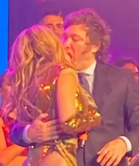 El beso entre Milei y su novia Ftima Florez