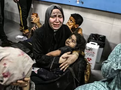 Mujeres palestinas junto a sus hijos